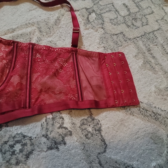 Victoria's Secret Red Lace Bra with Scalloped Edges - Picture 3 of 5